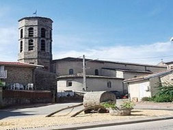 Vue du clocher et la façade de l'église du village de Roiffieux par le gite du domaine de la gorre en location en ardéche