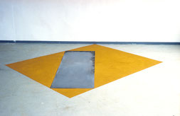 Matthieu van Riel. Pigmentwerken. Z.T. 250x290x0,2cm pigment en metaalplaat 1987