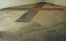 Matthieu van Riel. Z.T. 340x400x0,2cm pigment en metaalplaten op vloer 1987