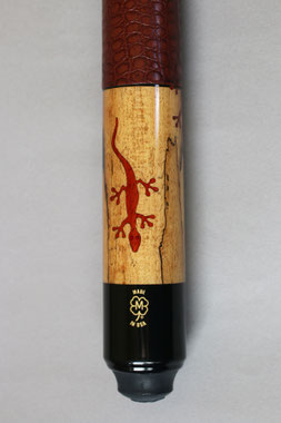 バットエンドキャップに銘を入れているマクダーモット