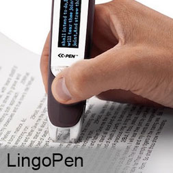 Hand hält einen LingoPen, einen Scanner- und Vorlesestift, über einen Text in einem Buch. Text wird so eingescannt.