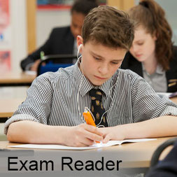 Schüler sitzt an Schreibtisch, hält einen C-Pen EXAM Reader in der Hand, hat Kopfhörer im Ohr und läßt sich den Text vom Scannerstift vorlesen.