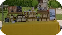 Stand de Julie de l'Abeille villadéenne avec miels, pains d'épices, bonbons et panières garnies au marché de l'APE d'Ecoyeux dans le 17