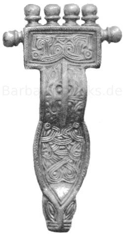 Gewandnadel in Spangenform, 12,6 cm. Fundort Andernach. Museum Worms. Silber, vergoldet und mit Niello verziert. Auf der Rückseite Runenschrift.
