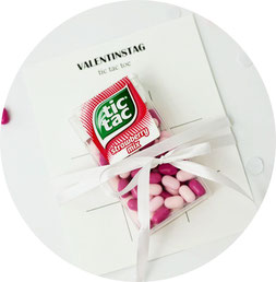 DIY Geschenk zum Valentinstag für Sie und ihn: tic-tac-toe Spiel mit Süßigkeiten verschenken, inkl. kostenloser Bastelvorlage auf Partystories.de // #valentinstag #galentinesday #diygeschenk #selberbasteln #partystories
