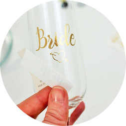Bild: DIY Deko Idee für den JGA und die Brautparty - so einfach Gläser und Becher mit temporären Tattoos wie „Team Bride“ individuell gestalten // gefunden auf www.partystories.de // #teambraut #teambride #jga #Brautparty #bridalparty #diydeko