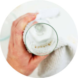 Bild: DIY Deko Idee für den JGA und die Brautparty - so einfach Gläser und Becher mit temporären Tattoos wie „Team Bride“ individuell gestalten // gefunden auf www.partystories.de // #teambraut #teambride #jga #Brautparty #bridalparty #diydeko