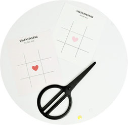 DIY Geschenk zum Valentinstag für Sie und ihn: tic-tac-toe Spiel mit Süßigkeiten verschenken, inkl. kostenloser Bastelvorlage auf Partystories.de // #valentinstag #galentinesday #diygeschenk #selberbasteln #partystories