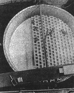 Versuch G-1 (Herbst 1942): Im Betonschacht ist der Aluminiumkessel zur Hälfte mit Paraffin und Uranoxidwürfeln gefüllt
