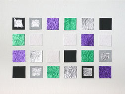 "Momente 4" Büttenpapierelemente in Weiß, Schwarz, Grau, Silber und Blau auf weißer Leinwand, ca. 20 x 20 x 3,5 cm, Acrylmisch-/Collagetechnik