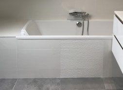 Habillage de baignoire en carreaux blancs de AJC Carrelage L'Hermitage