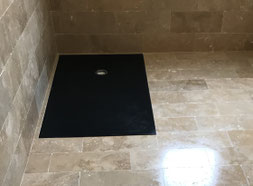 Réalisation douche à l'italienne avec pose travertin de AJC Carrelage L'Hermitage