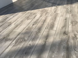 Pose carrelage imitation parquet sur terrasse de AJC Carrelage L'Hermitage
