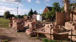 Das Haus Schwalbenruh in Boek an der Müritz wurde aus geborgenen Backsteinen gemauert und ist ökologisch konzeptioniert