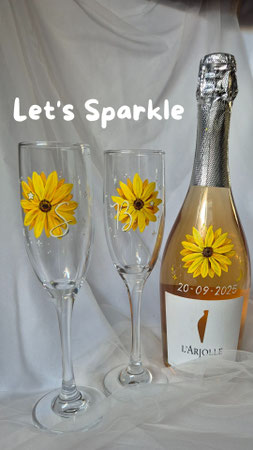 gepersonaliseerde-tafelstyling bruiloftsdiner met gedecoreerde champagnefles met flutes AIM your WEDDING