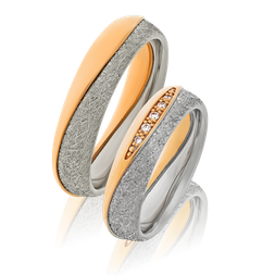 Weiss- und Rotgold Eheringe mit Ice-Struktur aus der Trauring Kollektion Together von der Goldschmiede OBSESSION in Zürich und Wetzikon.