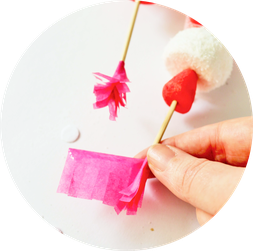 Bild: Süßigkeiten als Geschenkidee selber machen – mit dieser Anleitung Süßigkeiten Spieße zum Valentinstag verschenken; gefunden auf dem DIY Deko & Partystleing Blog Partystories.de // #Valentinstag #DIYgeschenk #LoveisSweet