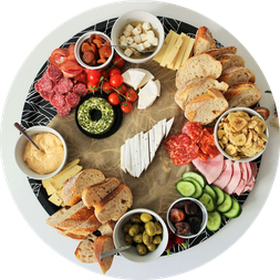 Bild: Partyfood Trend Charcuterie Board & Grazing Platter - mit diesen Tipps & Ideen die ultimative (kalte) Partysnack Platte für jeden Anlass umsetzen! // gefunden auf dem DIY Kreativblog www.partystories.de // #partyfood #mottoparty #kalteplatte