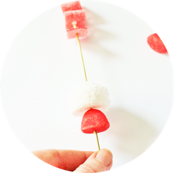 Bild: Süßigkeiten als Geschenkidee selber machen – mit dieser Anleitung Süßigkeiten Spieße zum Valentinstag verschenken; gefunden auf dem DIY Deko & Partystleing Blog Partystories.de // #Valentinstag #DIYgeschenk #LoveisSweet