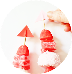 Bild: Süßigkeiten als Geschenkidee selber machen – mit dieser Anleitung Süßigkeiten Spieße zum Valentinstag verschenken; gefunden auf dem DIY Deko & Partystleing Blog Partystories.de // #Valentinstag #DIYgeschenk #LoveisSweet