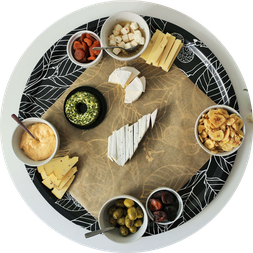 Bild: Partyfood Trend Charcuterie Board & Grazing Platter - mit diesen Tipps & Ideen die ultimative (kalte) Partysnack Platte für jeden Anlass umsetzen! // gefunden auf dem DIY Kreativblog www.partystories.de // #partyfood #mottoparty #kalteplatte