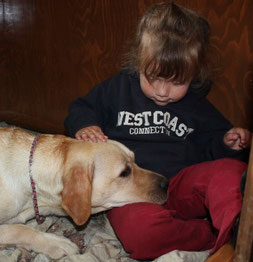 Ma nièce de 3 ans avec Kira dans la maternité