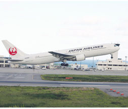 JTAが夏季限定で中型機を就航させた=18日午後、石垣空港