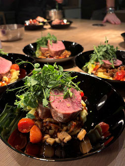 Stück Fleisch auf Teller