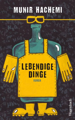 Auf dem Cover von "Lebendige Dinge" ist eine Flasche gemalt, sie trägt Gummistifel, Handschuhe und Schürze.