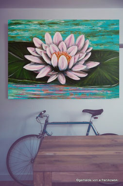 Acrylgemälde Seerose in einem Wohnraum Beispiel, Leinwandbild online kaufen.