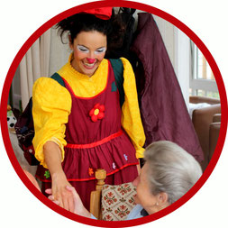 Wenn die Clownin Angelina Haug aus Esslingen zu Besuch kommt freuen sich die Bewohner