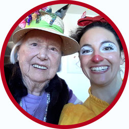 Die Bewohnerin eines Stuttgarter Pflegeheims feiert gemeinsam mit der Clownin Angelina Haug das Leben
