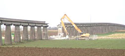 Destruction du rail pour le passage de l'A19