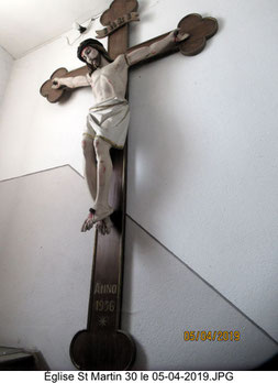 Le Christ dans la cage d'escalier menant au jubé et à l'orgue.