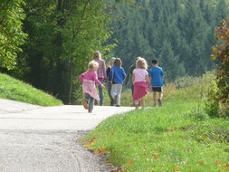 Familie wandert im grünen Oberfranken
