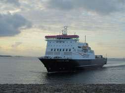 Le M/V Commodore Clipper arrivant à Saint-Malo, après son retour de cale sèche.