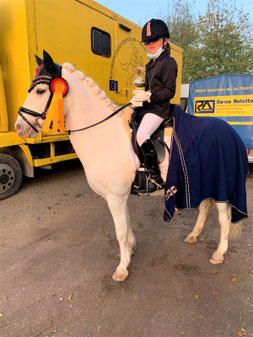 Romy Wieprecht mit ihrem Pony "Paul"