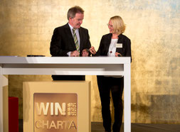 Ulrike Unterwandling und Umweltminister Franz Untersteller bei der Unterzeichnung der WIN-Charta ©Bild: Frank Eppler