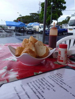 Roulotte-Essen auf dem Parkplatz in Pira'e (aber hey, immerhin überdacht)