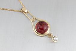 Anhänger in Gelbgold 585 mit Turmalin und Zuchtperle, Henrietta Klemen, Unikat, Einselstück, geschlossene Fassung, Perlschale