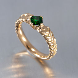 Verlobungsring in Gelbgold 750 mit Tsavolith, engagement ring, green garnet, John-Michael Mendizza