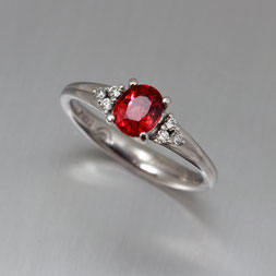 Damenring, Diamanten, roter Spinell und Platin, John-Michael Mendizza, Goldschmiede Backhaus, Unikat, Sonderanfertigung, 3-D-Modelling, Guss, Krappenfassung