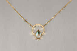  Gelbgold 750, Collier, Henrietta Klemen, Goldschmiede Backhaus, Unikat, Einzelstück, Handarbeit, Mondstein, Tropfenform 