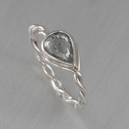 Verlobungsring in Weißgold 585 mit weißem Saphir, Dorothea Siegert, Goldschmiede Backhaus, Handarbeit, Unikat, gekordelter Ring