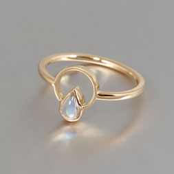  Gelbgold 750,Ring, Henrietta Klemen, Goldschmiede Backhaus, Unikat, Einzelstück, Handarbeit, Mondstein, Tropfenform 
