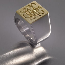 Siegelring, Goldschmiede Backhaus, Schmuck, Handarbeit, Unikat, Einzelstück, Markus Backhaus, Ring, Herrenring, handgraviert, Weißgold 585,  Gelbgold 585