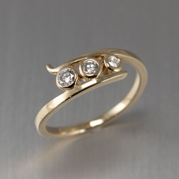 Verlobungsring in Gelbgold 585 mit 3 Brillanten, Dorothea Siegert, Goldschmiede Backhaus, Handarbeit, Unikat