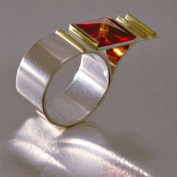 Goldschmiede Backhaus, Schmuck, Handarbeit, Unikat, Einzelstück, Susann Blankenburg, Markus Backhaus, Ring, synthetischer Padparadscha, Silber 925, Gelbgold 750