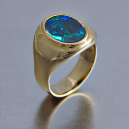 Herrenring Gelbgold 750 mit australischem Edelopal, Goldschmiede Backhaus, John-Michael Mendizza, 3D-Design, Siegelring, schwarzer Opal, Kundenauftrag, Einzelstück, Unikat,