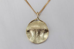 Anhänger in Gelbgold 585, Nasenabdruck Hund mit Modelliermasse, Guss, bearbeitetete Oberfläche, Musterung, John-Michael Mendizza, handgemacht, organisch, Werkstatt